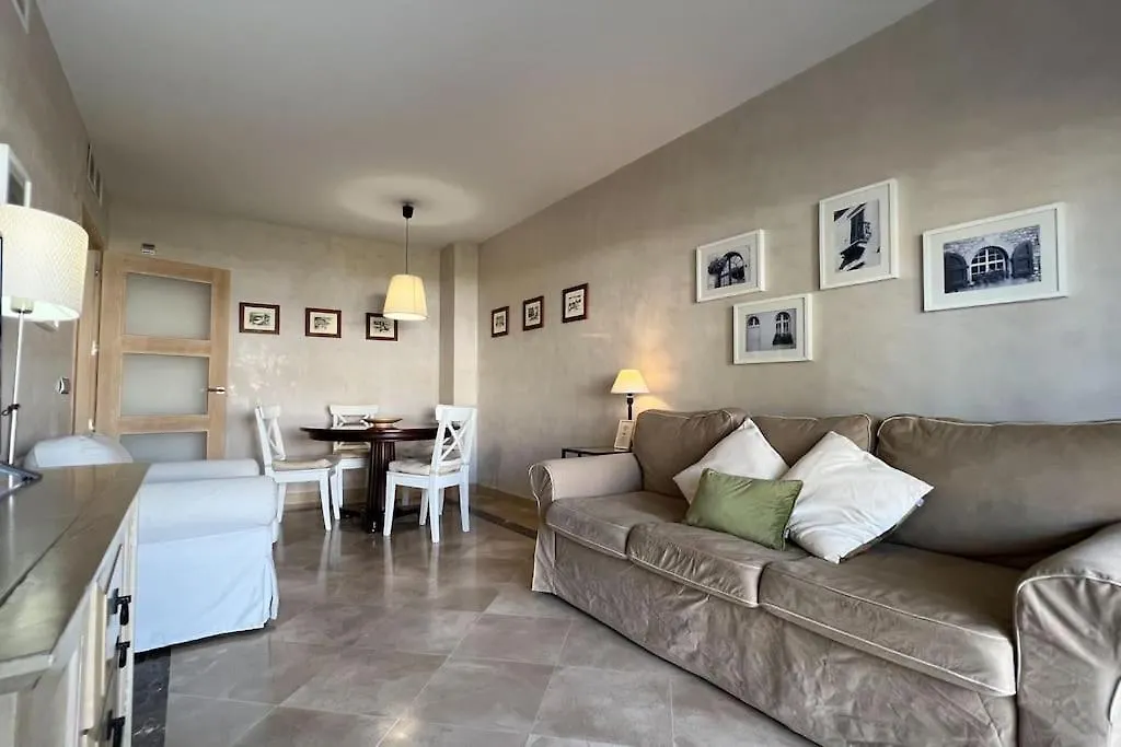 Marina Beach House Манилва