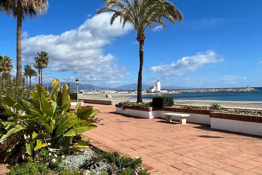 Marina Beach House Манилва Апартаменты